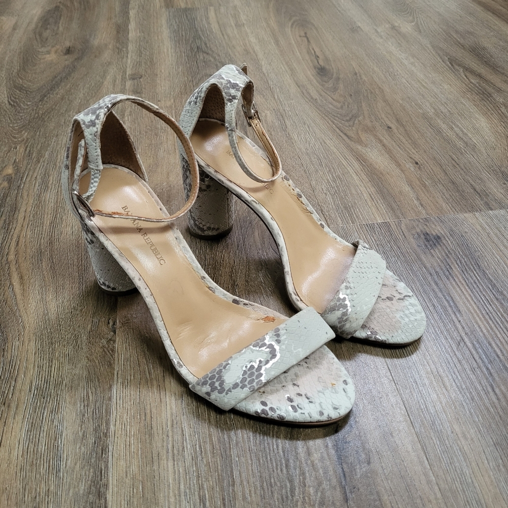 Banana Republic Faux Leather Ankle Strap High Heel Open Toe Sandals size 7 Snake